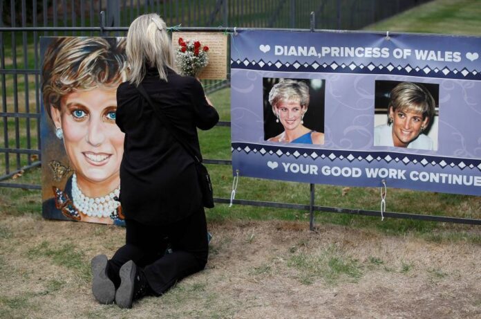 Mourners mark Princess Diana's death in Paris, 25 years on