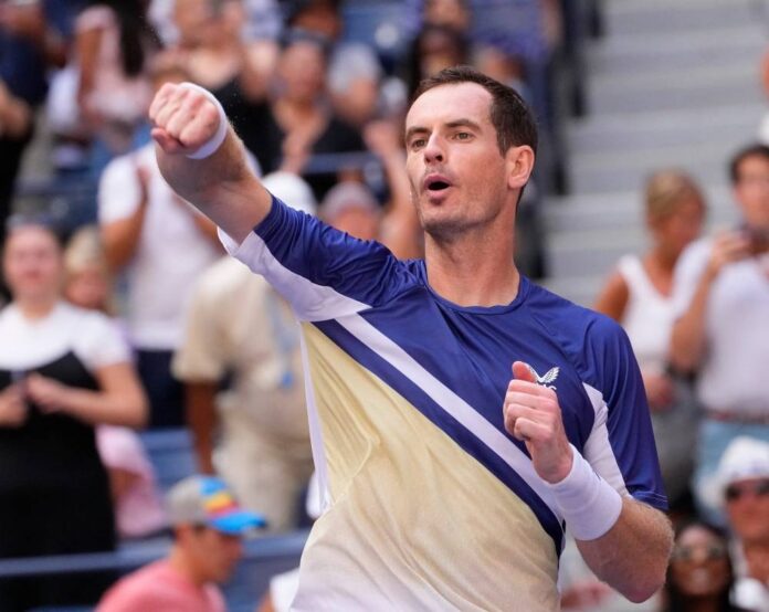 Serena back in spotlight, Murray marches on