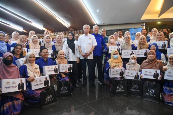 PM: Students get to keep Samsung tablets under PerantiSiswa Keluarga Malaysia programme