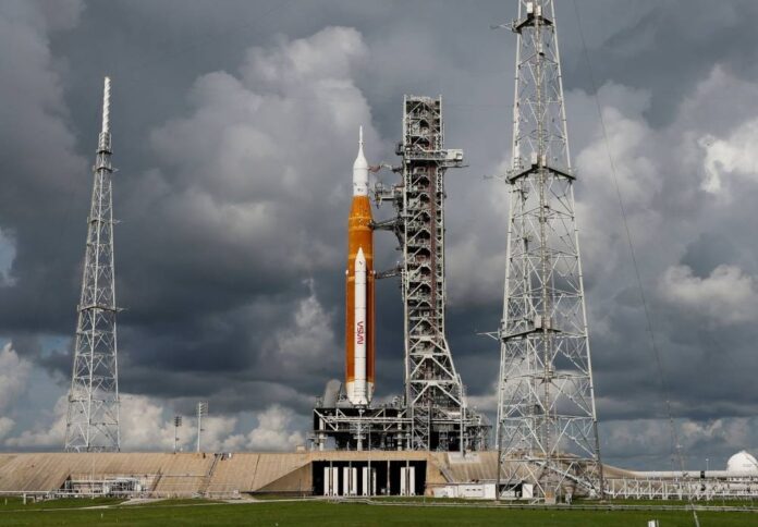 NASA's next-generation Artemis moon rocket tanks up for debut launch
