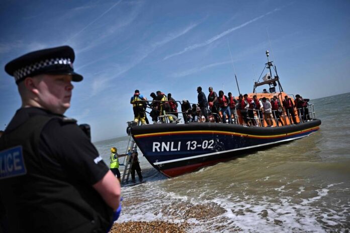 Nearly 1,000 migrants cross Channel Saturday, says UK govt