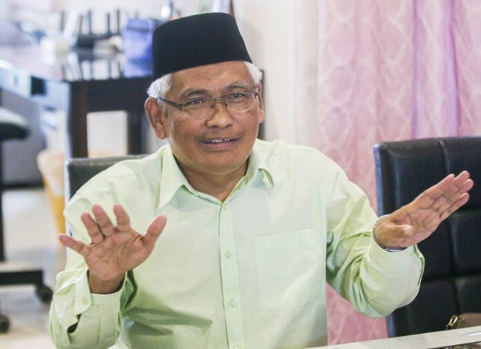 Perak Opposition chief Abdul Aziz Bari offers to step aside from running for Tambun if Anwar so wishes