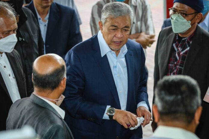Using selective prosecution as legal defence will cause 'floodgate of litigation', High Court told in Zahid's foreign visa trial