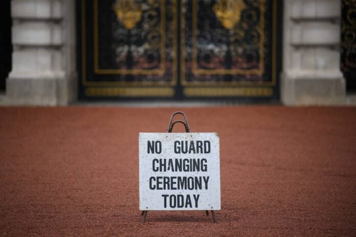 Palace: Queen Elizabeth's doctors 'concerned' for her health