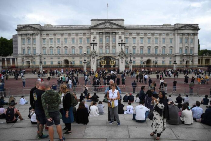 Royal family gathers as Queen Elizabeth under 'medical supervision'
