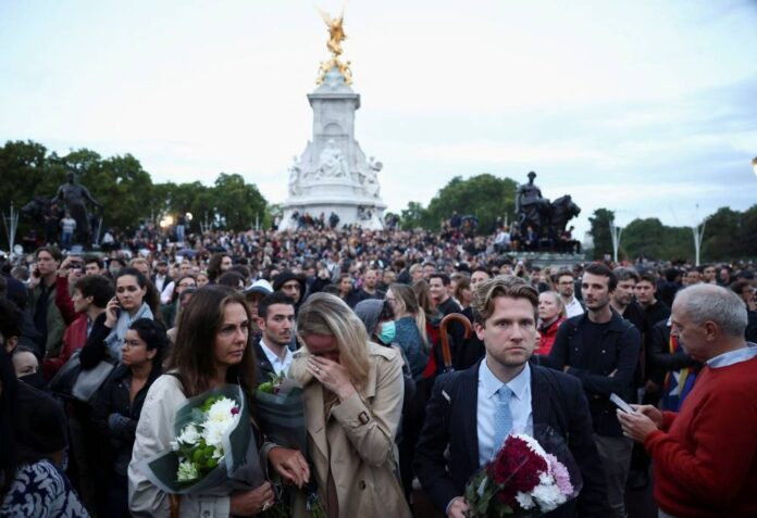Mournful 'God Save the Queen' rings out at Buckingham Palace