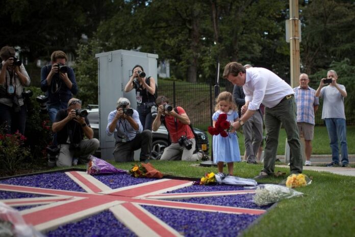 World pays tribute as Queen Elizabeth II dies