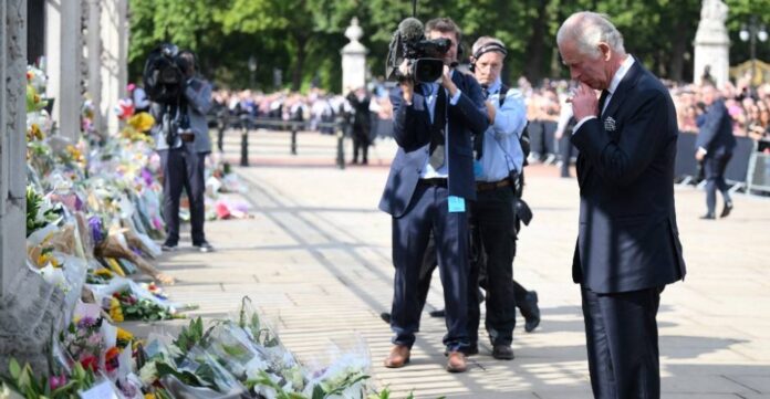The queen's last hours as family dashed to deathbed