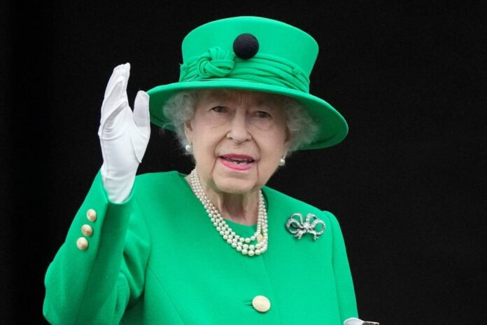 Anecdotes reveal Elizabeth II behind the curtain