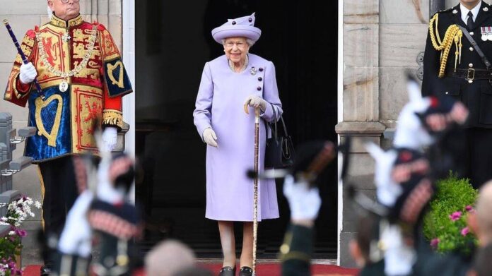 Queen's coffin heads to Scottish palace, historic church