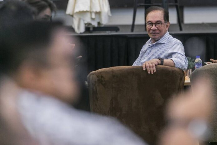 Anwar says important for Malaysian leaders, graduates to be bilingual