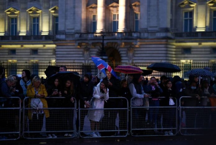 London mourners face miles-long queue to see queen's coffin