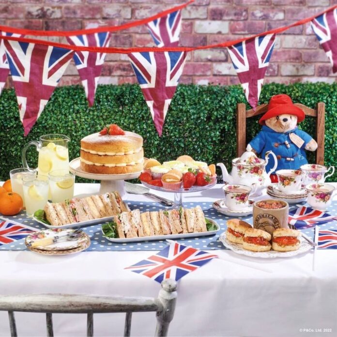 Many Twitter users dismayed after Paddington Bears, marmalade sandwiches banned at Queen's tribute sites (VIDEO)