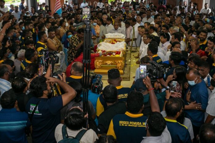 Samy Vellu cremated following send-off by hundreds
