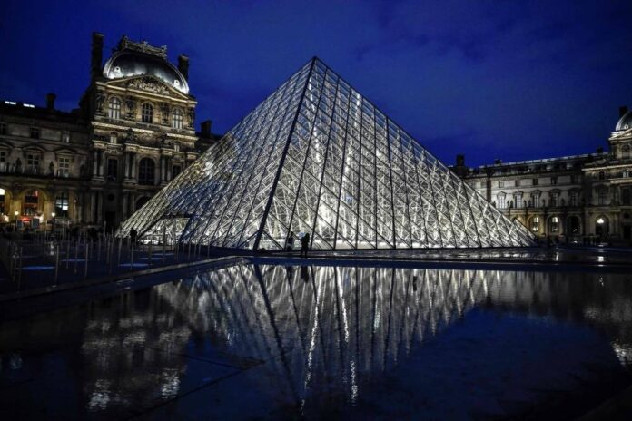 Louvre, Versailles to turn off lights earlier in energy savings push