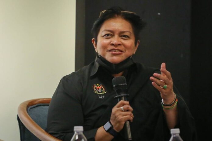 Azalina, four Pakatan MPs propose law to give Malaysian women right to pass citizenships to kids born abroad