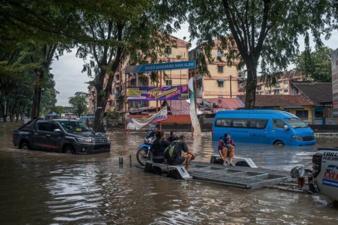 Kit Siang: Agong would be right to refuse Parliament dissolution if GE15 coincides with massive floods