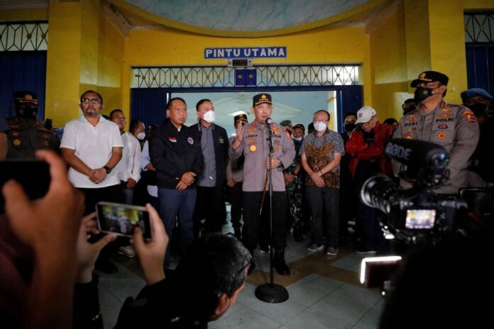 More than 320 injured in Indonesian football stampede, says police official