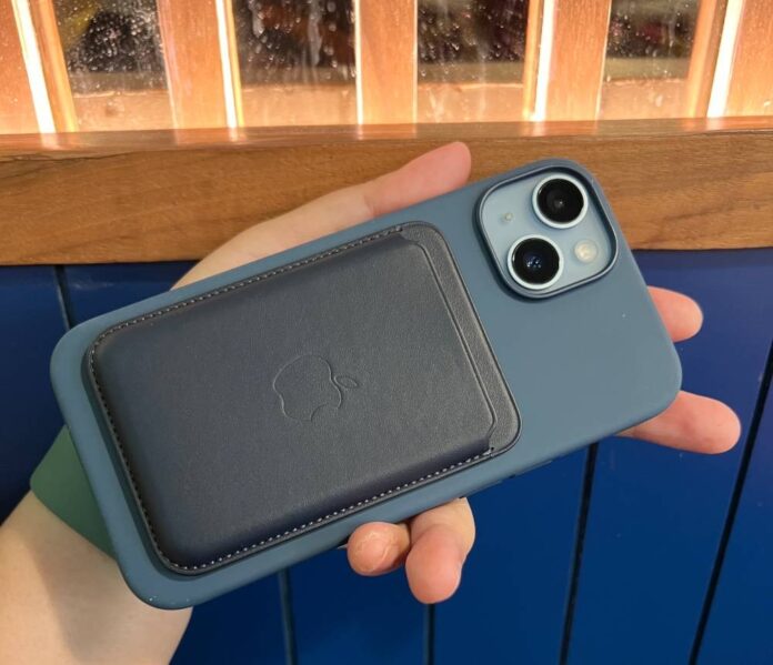 Comparing Apple's leather cases and Mujjo's vegan leather alternatives