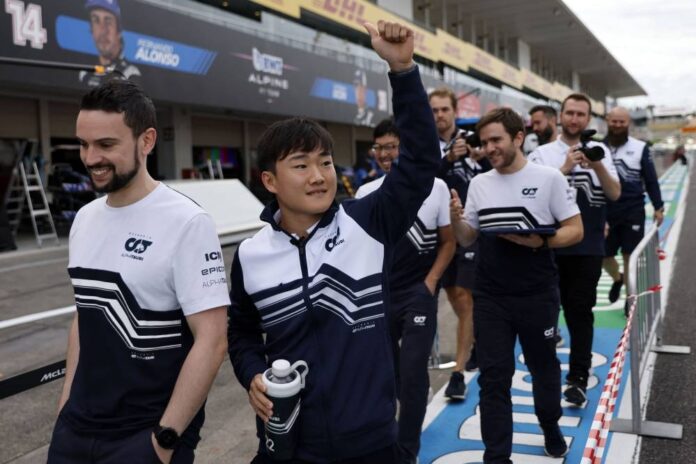 Tsunoda given hero's welcome ahead of Japanese Grand Prix