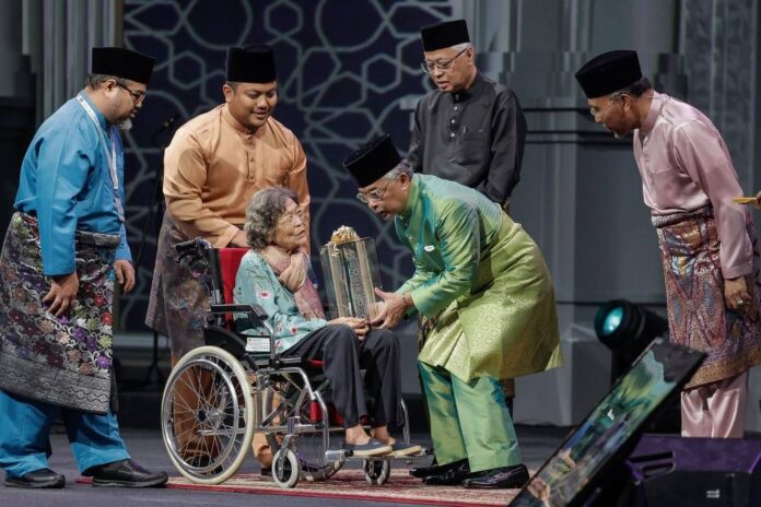 Chee Hoi Lan, who raised Muslim adoptive daughter, gets 2022 National Maulidur Rasul Award