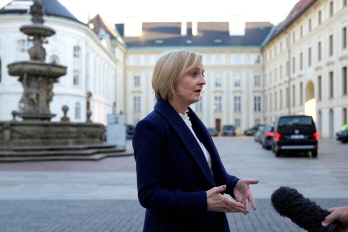 UK senior ministers urge Conservatives to unite behind PM Truss