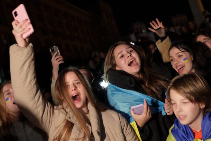 Ukrainians celebrate soldiers retaking Kherson, Russia's latest defeat