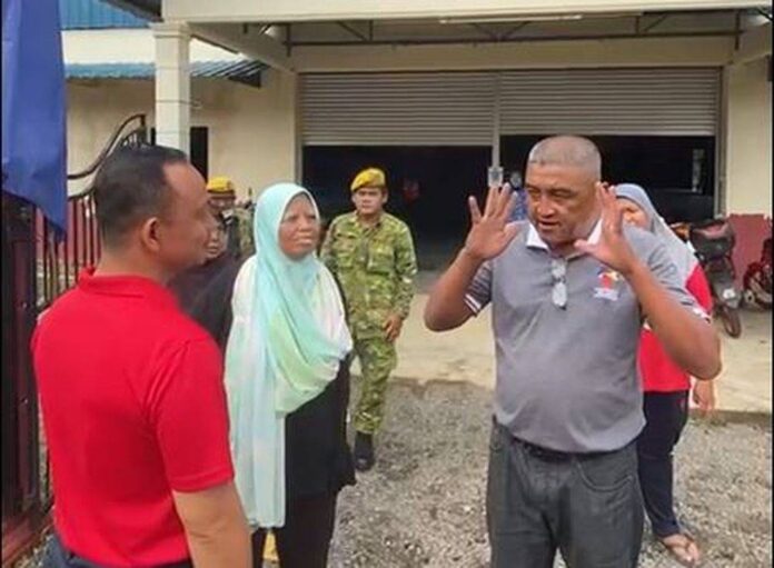 GE15: Maszlee chased out from campaigning at community hall in Simpang Renggam (Video)