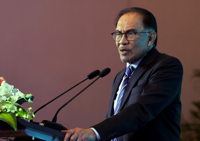 Anwar urges M'sian businesses overseas to facilitate foreign investment into country