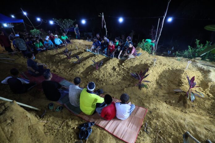 Seven family members of Jeram Mawar water surge tragedy buried in common grave in Kuantan