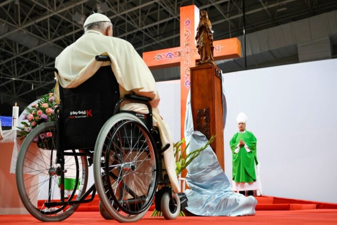 Pope Francis and Mongolia's Catholics under one roof at papal Mass