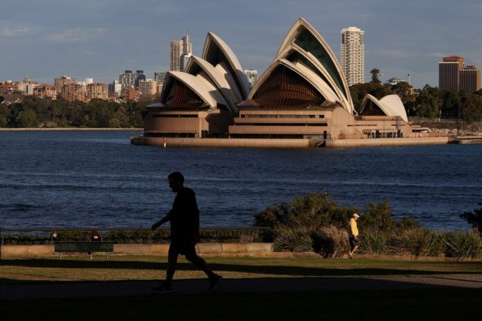 Smoke shrouds Sydney landmarks as risky bushfire season looms