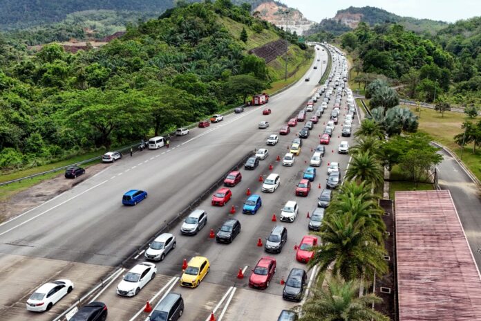 Massive 20km traffic jam hits Gua Musang as post-Raya return picks up pace