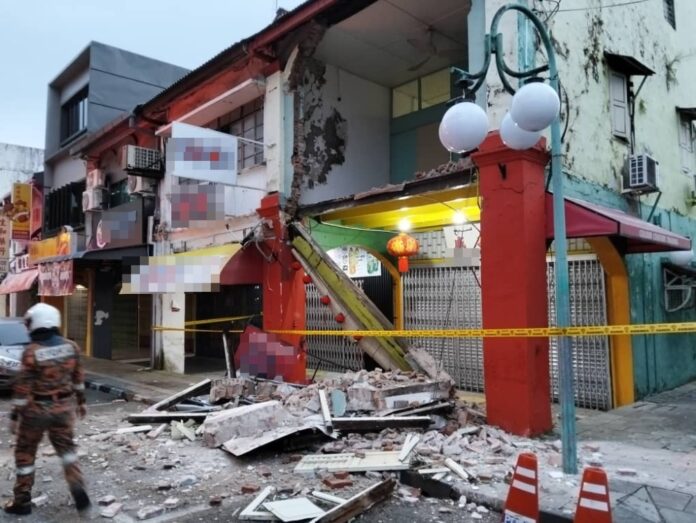 Wall collapse in Kuching’s historic Jalan Padungan, no casualties reported