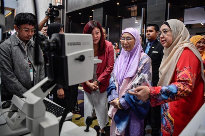 Strengthen public-private ties to advance eye health, Wan Azizah urges
