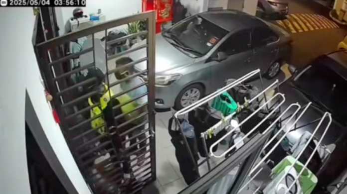 Caught on CCTV: Fake cops rob retiree’s home in Semenyih, Kajang police launch manhunt (VIDEO)