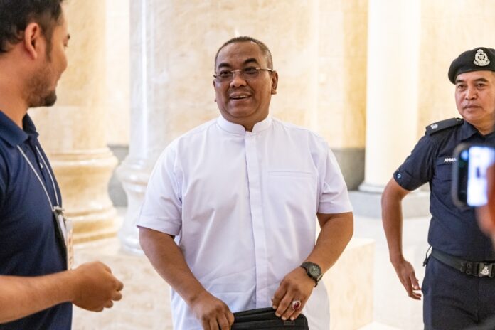 Anwar drops defamation suit after Sanusi retracts remarks, pledges not to repeat them