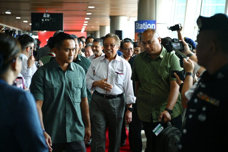 Premier hails AirBorneo’s RM374.88 fare, warns: raise it and you’ll face trouble