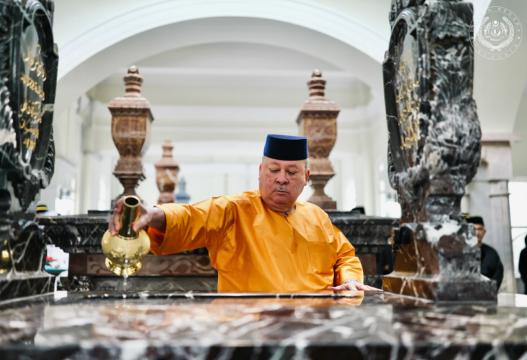 King honours late Sultan Iskandar during annual ‘Hari Hol’ commemoration