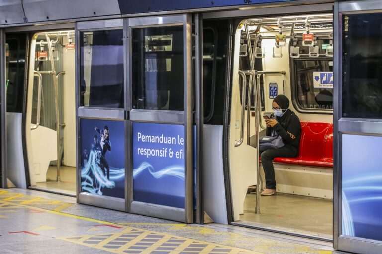 Door stuck open forces Rapid KL to halt Kelana Jaya train at Taman Bahagia station