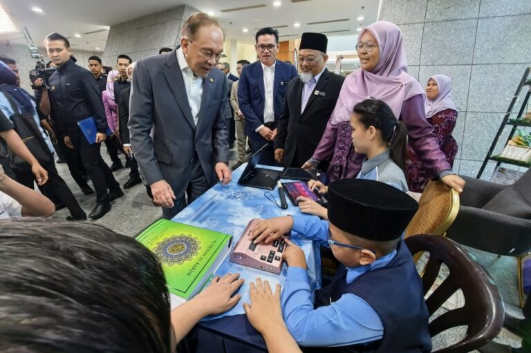 Anwar: Learning other languages will not undermine Bahasa Melayu’s status