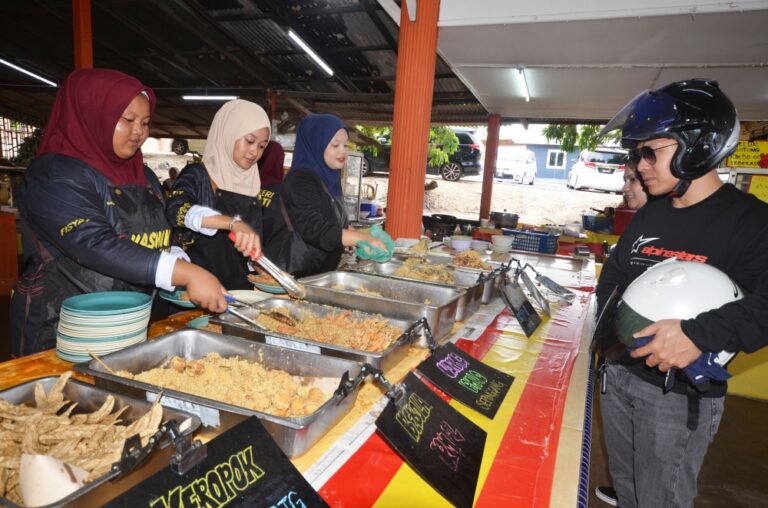Terengganu seafood fritters eatery keeps wood-fired tradition alive after three decades