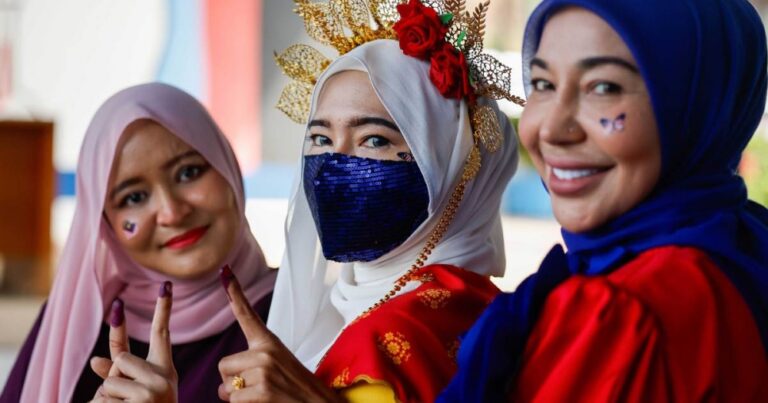 Sisters steal the spotlight in Rantau, casting votes in Jalur Gemilang style ahead of Merdeka