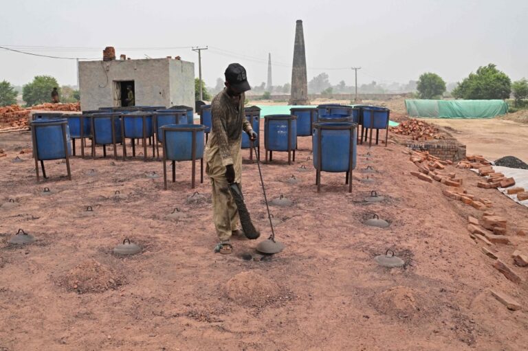 Pakistan brickmakers scorched by sun above and fire below