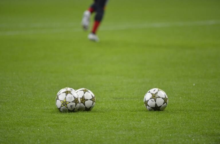 Referees to take tougher line on grappling, holding at Premier League set-pieces
