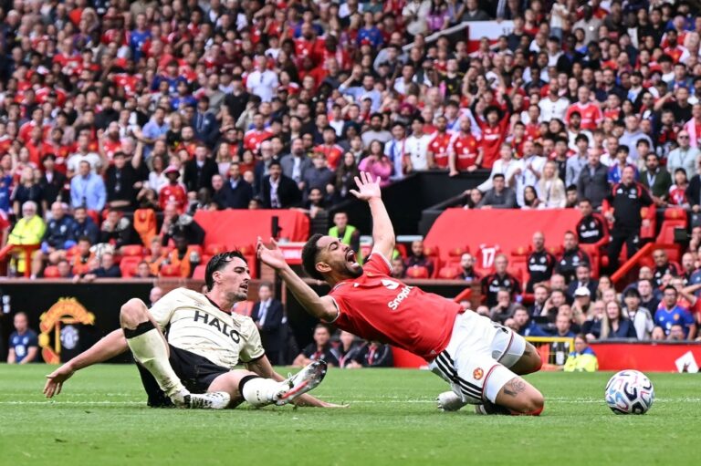 Fernandes hat-trick inspires Man Utd rout of Ipswich