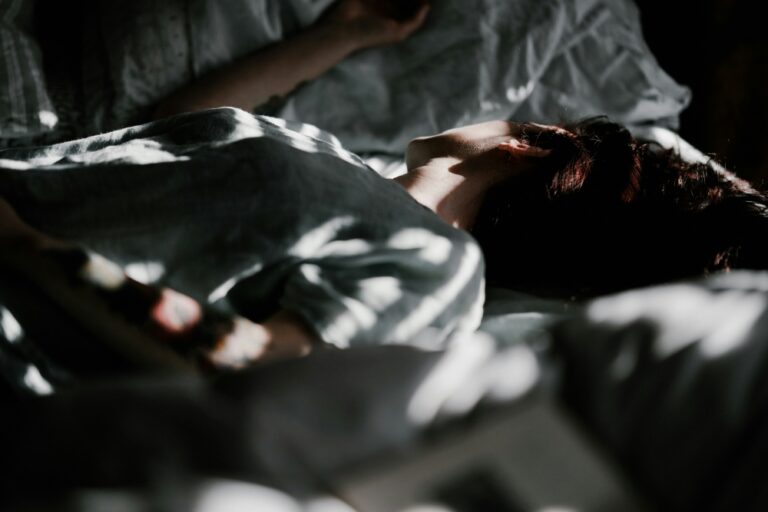 Weekend sleep-ins won’t undo a bad sleep week, neurologist warns, as dementia damage can start 20 years before memory loss