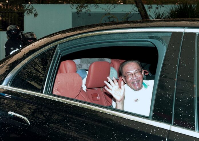 Anwar leaves Istana Negeri Sembilan after hour-long audience with Tuanku Muhriz