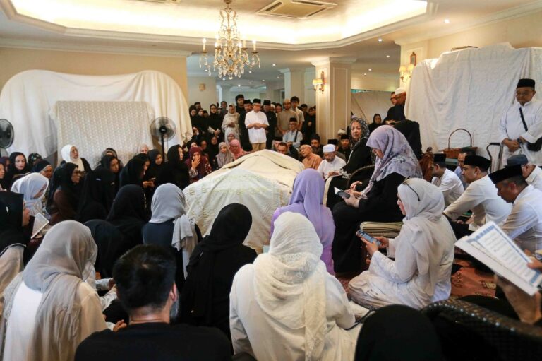 Mourners gather to pay last respects to Dr Hasmah at Seri Kembangan home 