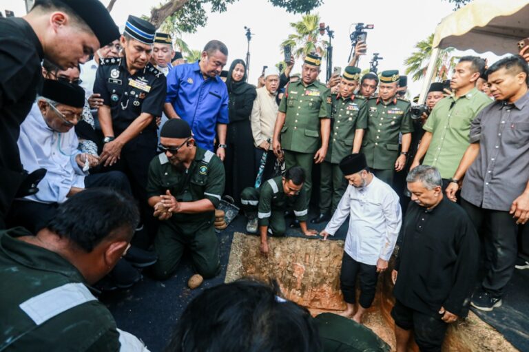 After 70 years together, Dr Mahathir weeps as Dr Hasmah laid to rest